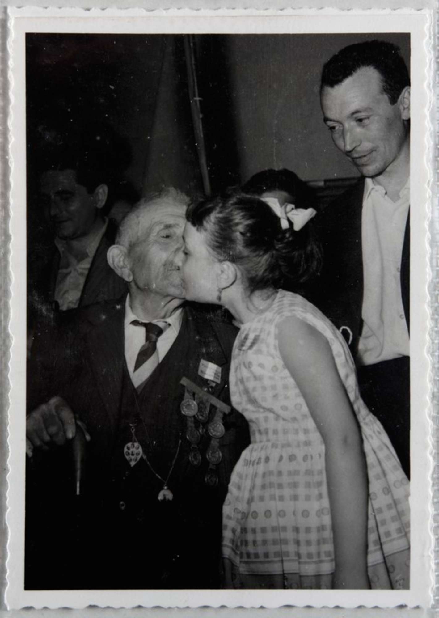 Poggibonsi, 18-19 luglio 1964, XX° anniversario della liberazione e conferimento ad Alcide Cervi della cittadinanza onoraria. Alcide Cervi affettuosamente salutato da una bambina